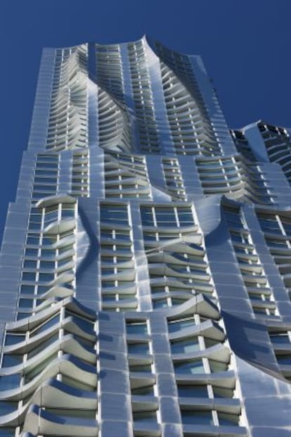 El edificio de viviendas en el número 8 de Spruce Street, en Nueva York, proyectado por Frank Gehry.