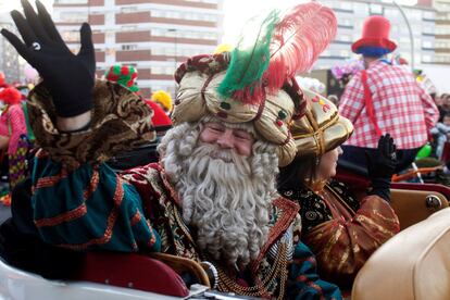 Melchor saluda a los niños durante la cabalgata de Vigo.