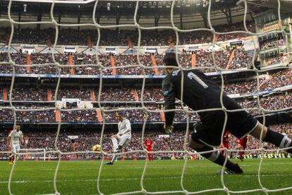 El delantero portugués del Real Madrid Cristiano Ronaldo (c) consigue de penalty el tercer gol de su equipo ante el Sevilla.