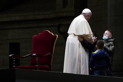 El Papa Francisco saluda a unos niños después de encabezar la procesión del Vía Crucis en la Basílica de San Pedro en el Vaticano, el 2 de abril.