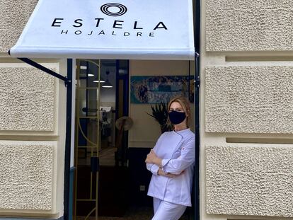 Estela Gutiérrez, en la puerta de su pastelería.