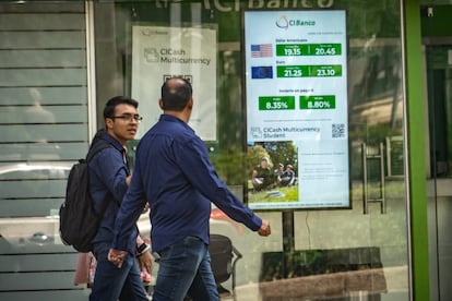 Personas caminan frente a una casa de cambio ubicada en Avenida Paseo de la Reforma, en Ciudad de México, el 5 de noviembre de 2024. 