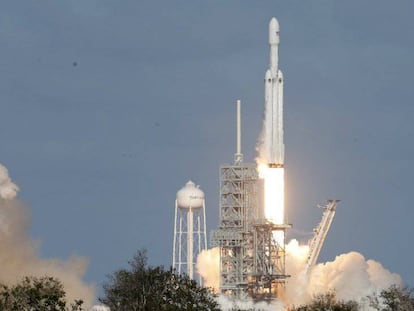 O Falcon Heavy sendo lançado na tarde de terça-feira em Cabo Canaveral.