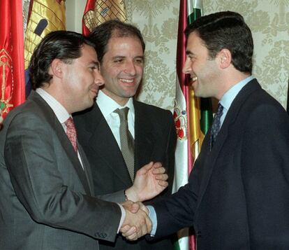 25 de enero de 1999. El ministro de Administraciones Públicas, Ángel Acebes, a la derecha, felicita al nuevo secretario de Estado de Administración Pública, Ignacio González, a la izquierda, en presencia del nuevo secretario de Estado de Administraciones Territoriales, Francisco Camps.