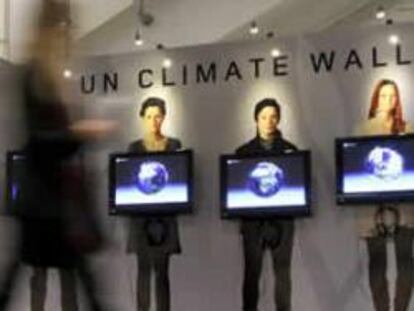 Varias personas llegan a la Conferencia de las Naciones Unidas sobre el Cambio Climático en Copenhague.
