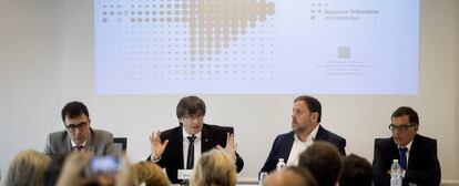 El presidente de la Generalitat, Carles Puigdemont (2i), y el vicepresidente del Govern, Oriol Junqueras (2d), junto al secretario de Hacienda, Lluís Salvadó (1i) y el director de la ATC, Eduard Vilà (1d) , durante la presenteación en rueda de prensa de la culminación del despliegue de la Agencia Tributaria de Cataluña, que desde el 1 de septiembre asume la gestión plena de los impuestos cedidos.