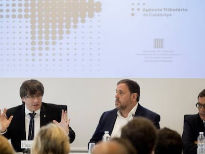 El presidente de la Generalitat, Carles Puigdemont (2i), y el vicepresidente del Govern, Oriol Junqueras (2d), junto al secretario de Hacienda, Lluís Salvadó (1i) y el director de la ATC, Eduard Vilà (1d) , durante la presenteación en rueda de prensa de la culminación del despliegue de la Agencia Tributaria de Cataluña, que desde el 1 de septiembre asume la gestión plena de los impuestos cedidos.