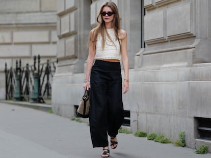 Artículo de EL PAÍS Escaparate sobre un pantalón de primavera para mujer.