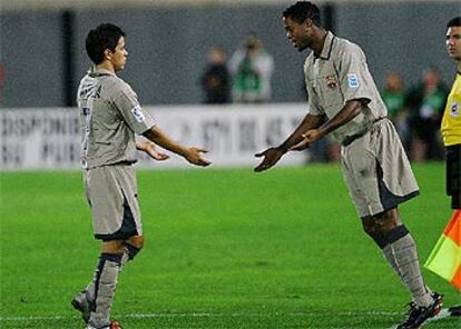 Saviola y Kluivert se saludan al sustituir el holandés a su compañero.