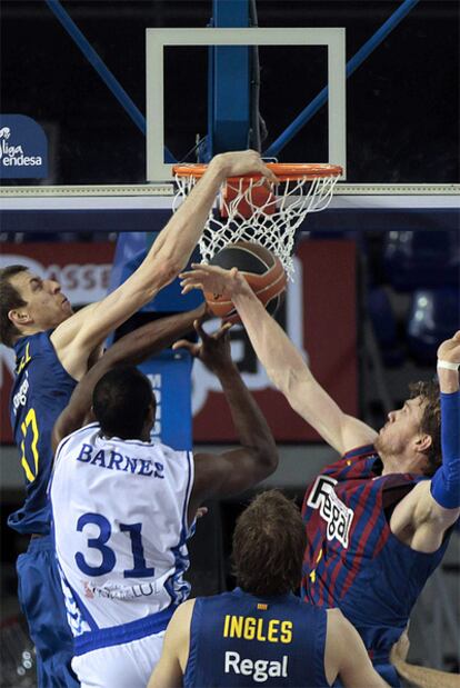 Vázquez y Wallace luchan por un rebote con Barnes.