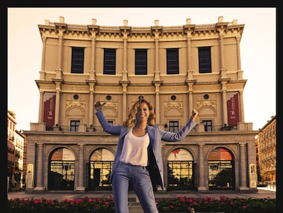 Pastora Soler, en la plaza de Oriente, delante del Teatro Real de Madrid.