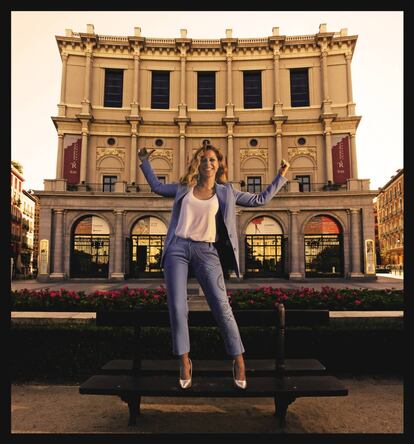 Pastora Soler, en la plaza de Oriente, delante del Teatro Real de Madrid.