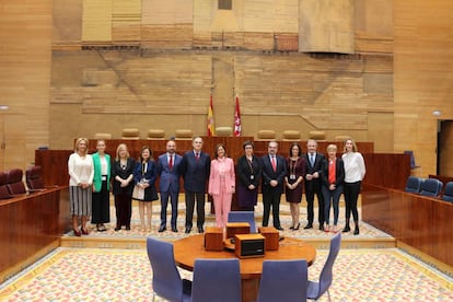 La Junta de Gobierno del ICAM es recibida en el hemiciclo por la presidenta y los miembros de la Mesa de la Asamblea de Madrid.