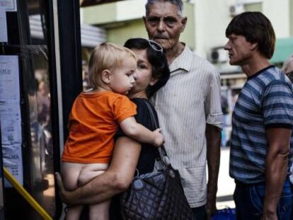 Ciudadanos de Donetsk la abandonan en autob&uacute;s.
 