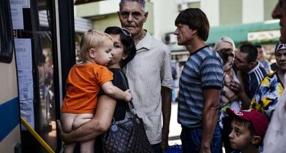Ciudadanos de Donetsk la abandonan en autobús.