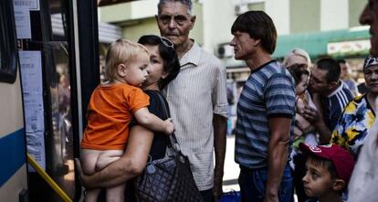 Ciudadanos de Donetsk la abandonan en autob&uacute;s.
 