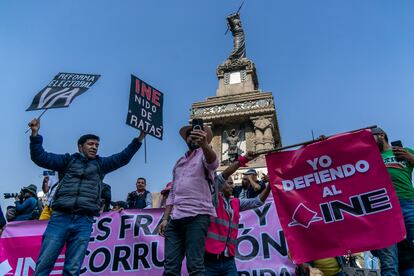 Ciudadanos en favor de la reforma electoral y manifestantes en su contra coincidieron en algunos puntos de la marcha. 