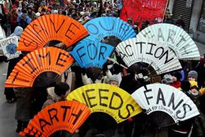 Manifestantes desplegaron ayer en Montreal lemas como "Salvemos nuestro planeta".