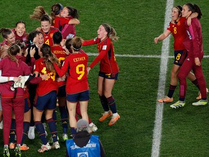 Soccer Football - FIFA Women’s World Cup Australia and New Zealand 2023 - Semi Final - Spain v Sweden - Eden Park, Auckland, New Zealand - August 15, 2023 Spain players celebrate after progressing to the final of the World Cup REUTERS/Amanda Perobelli