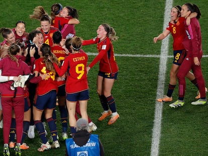 Soccer Football - FIFA Women’s World Cup Australia and New Zealand 2023 - Semi Final - Spain v Sweden - Eden Park, Auckland, New Zealand - August 15, 2023 Spain players celebrate after progressing to the final of the World Cup REUTERS/Amanda Perobelli