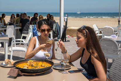 Dos mujeres en un restaurante de la playa Malvarrosa este lunes. 