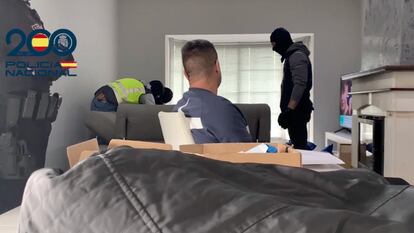 Agentes de la Policía en una vivienda del narco Snoopy en la provincia de Cádiz.