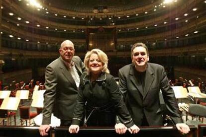 La soprano Deborah Voigt, en el centro, junto al director Leon Botstein (izquierda) y al tenor John Treleaven.