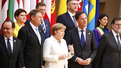 Os dirigentes europeus se preparam para a foto do grupo.