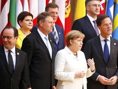 Os dirigentes europeus se preparam para a foto do grupo.