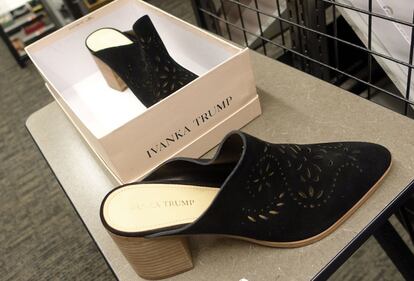 Detalle de unos zapatos de la firma Ivanka Trump que se pueden comprar en el centro comercial Nordstrom, en la ciudad de Pentagon (Arlington).