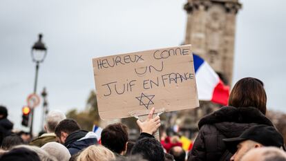 Un manifestante sostiene un cartel que dice "Feliz como judío en Francia" durante la manifestación contra el antisemitismo celebrada en París el 12 de noviembre de 2023.