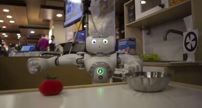 El robot Nao intenta coger un falso tomate en el Humanoids 2014.