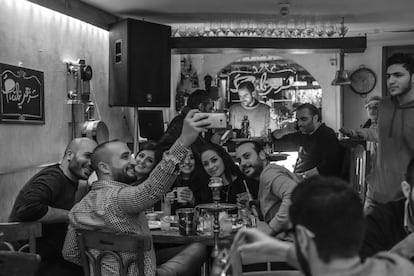 Un grupo de jóvenes se hacen un autoretrato en un bar de la ciudad vieja de Damasco la semana pasada.