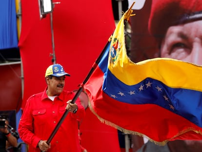 Nicolás Maduro ondea la bandera de Venezuela, el 4 de febrero en Caracas.