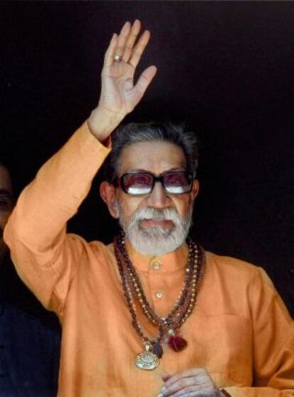 El l&iacute;der extremista Bal Thackeray saluda a sus seguidores en 2011.