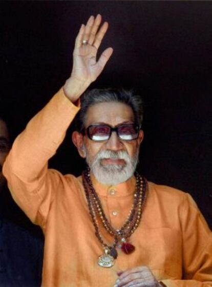El líder extremista Bal Thackeray saluda a sus seguidores en 2011.