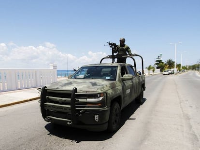 Un vehículo de las Fuerzas Armadas mexicanas durante un recorrido por la isla de Cozumel.