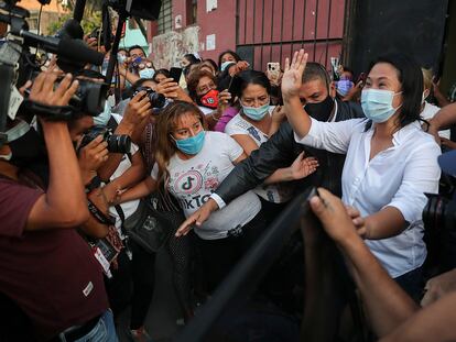 La candidata presidencial de derecha Keiko Fujimori frente a sus seguidores y medios de comunicación en Lima, Perú, el pasado 16 de abril.