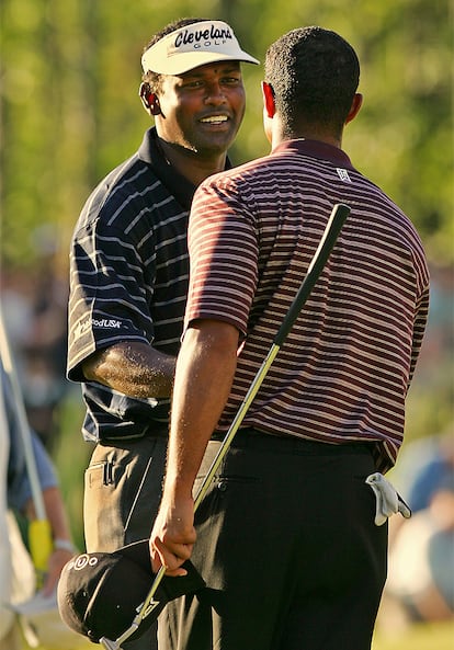 El golfista de Fiji Vijay Singh saluda a Tiger en el TPC de Boston durante el Deutsche Bank que se celebró en septiembre. Ese mismo mes, Singh conseguía el número uno del mundo en una maniobra que se convirtió en uno de lso temas más tratados por la prensa de EE UU ese año. Tiger aseguró que lo importante no era llegar, sino mantenerse. Vijay ha estado un total de 32 semanas como número uno. Tras él, llegó Tiger para quedarse 281 semanas.