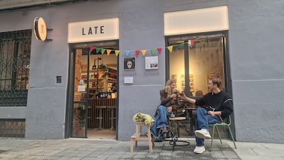 Dos clientes en la entrada al Espacio Late, en una foto cedida.