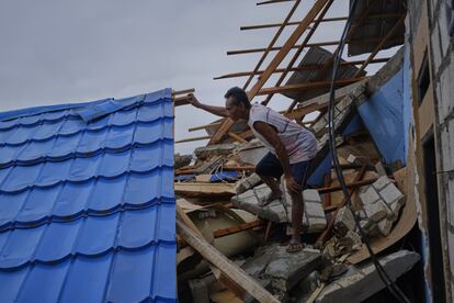 Un hombre indonesio busca entre los escombros de las viviendas el cuerpo de una víctima tras las recientes inundaciones el en Sentani, provincia de Papua Occidental. Al menos 89 personas han muerto y casi 7.000 han sido desplazadas de sus hogares después de tres días seguidos de fuertes lluvias.