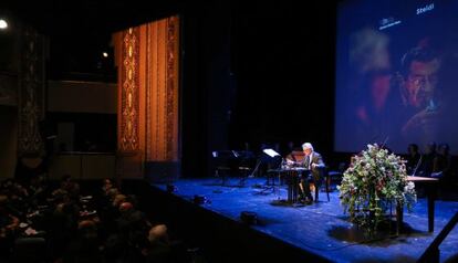 El escritor John Irving leyendo en el teatro de Lübeck el discurso de homenaje a Günter Grass, fallecido el pasado 13 de abril.