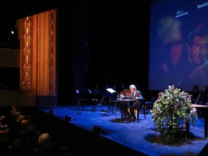 El escritor John Irving leyendo en el teatro de L&uuml;beck el discurso de homenaje a G&uuml;nter Grass, fallecido el pasado 13 de abril.