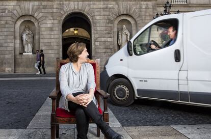 El conductor d'una furgoneta que passava per la plaça Sant Jaume va llançar un missatge de complicitat a la líder de Barcelona en Comú, Ada Colau.