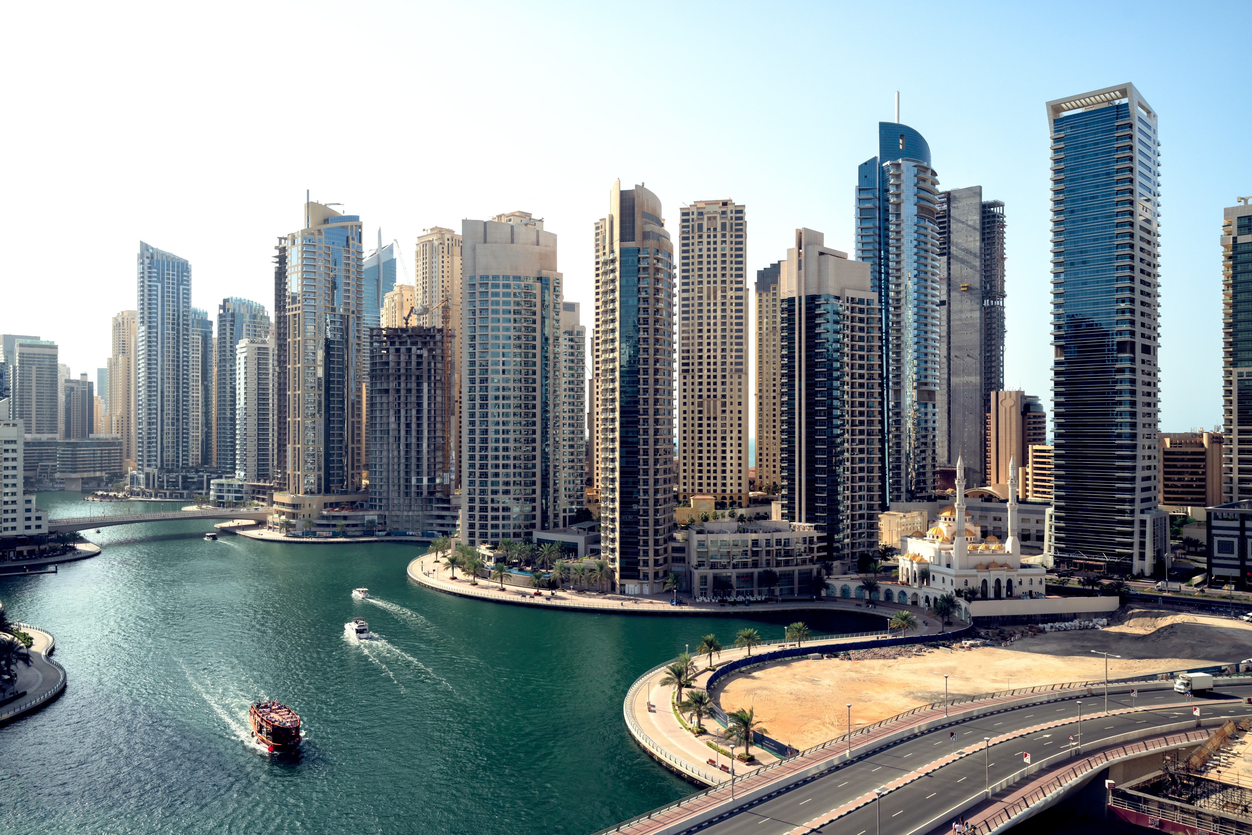 Vista aérea del paisaje urbano y los rascacielos al atardecer en Dubai Marina.