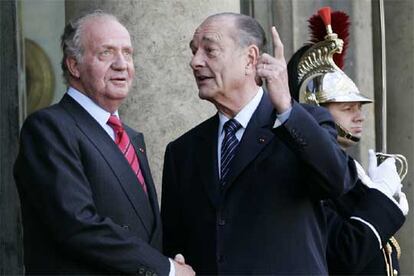 Jacques Chirac recibe a don Juan Carlos ayer en el palacio del Elíseo.