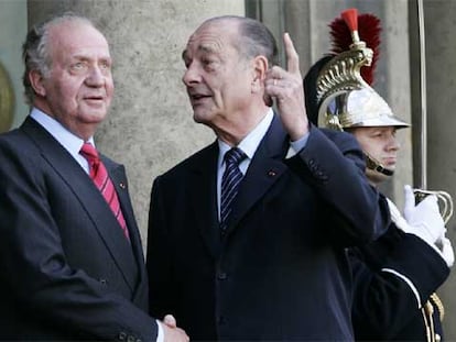 Jacques Chirac recibe a don Juan Carlos ayer en el palacio del Elíseo.