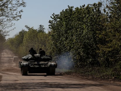 Varios militares ucranios viajan en un tanque sobre el frente de Bajmut, este viernes.