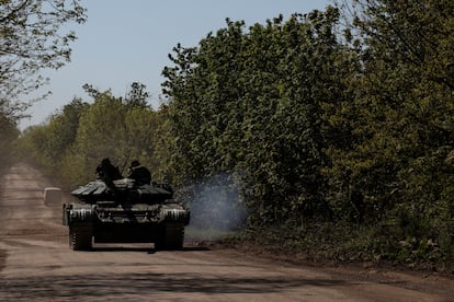 Varios militares ucranios viajan en un tanque sobre el frente de Bajmut, este viernes.