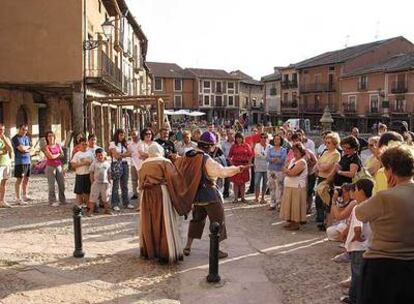 Un momento de la visita teatralizada por las calles segovianas de Ayllón.